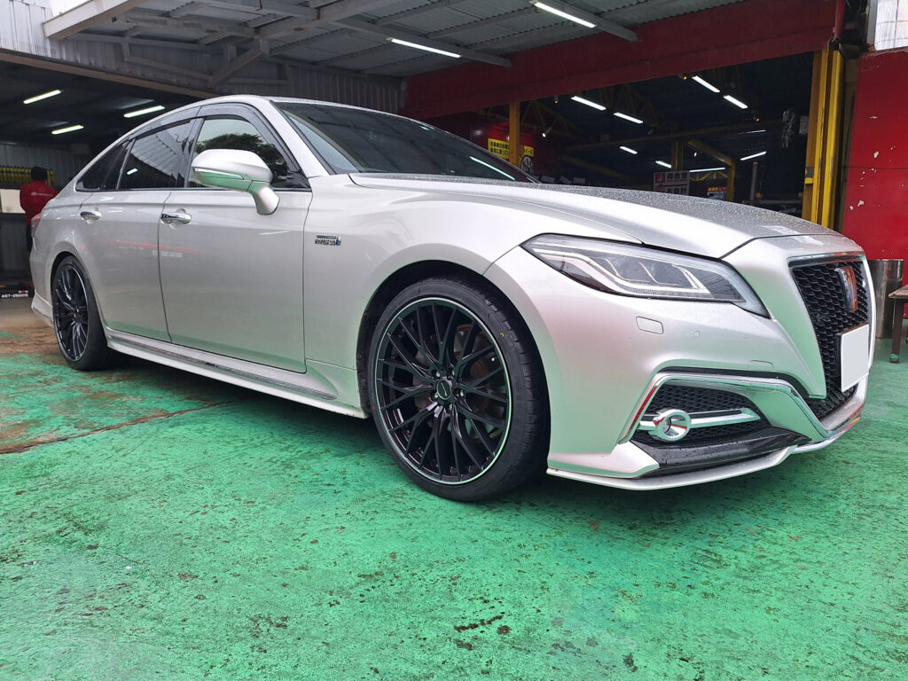 トヨタ クラウン Precious HM-1 20×8.5J＋35 MINERVA 245/35R20