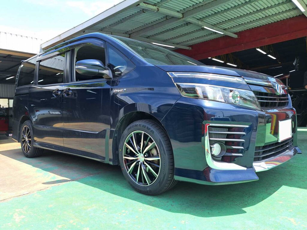 トヨタ ヴォクシー LEONIS VX 17×7J MINERVA 205/55R17｜ホイール