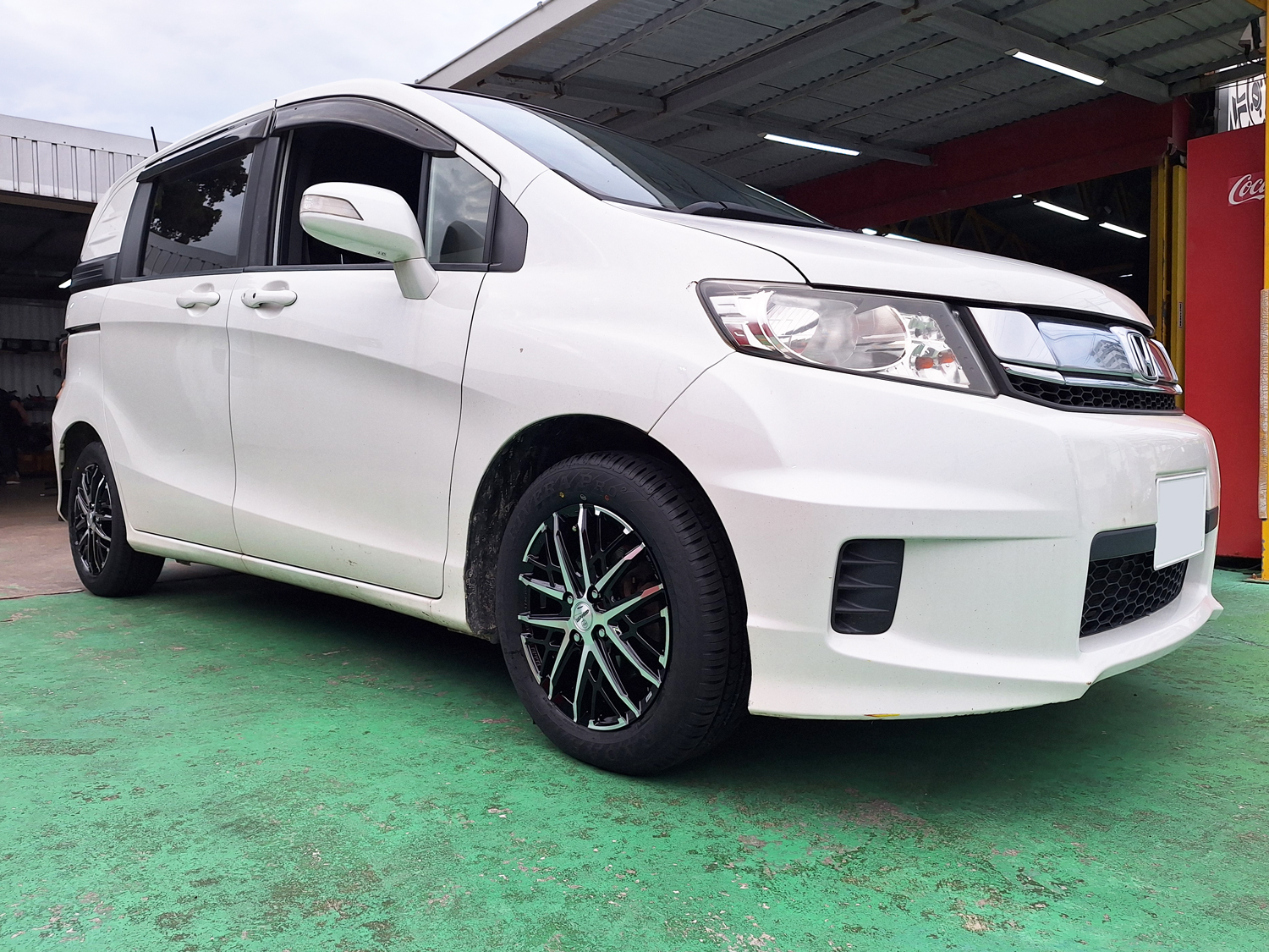 ホンダ スパイクフリード　SMACK GRAIVE 15×5.5　RADAR 185/60R15