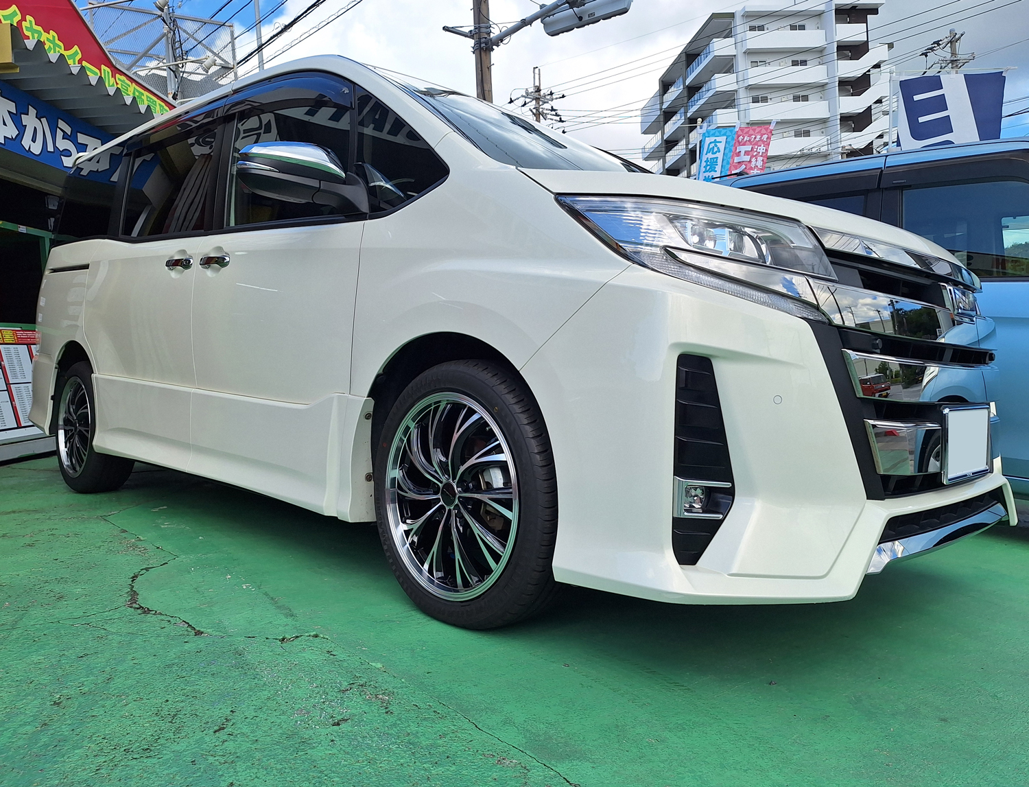 トヨタ ノア　Precious HS-2 18×7J　RADAR 215/45R18