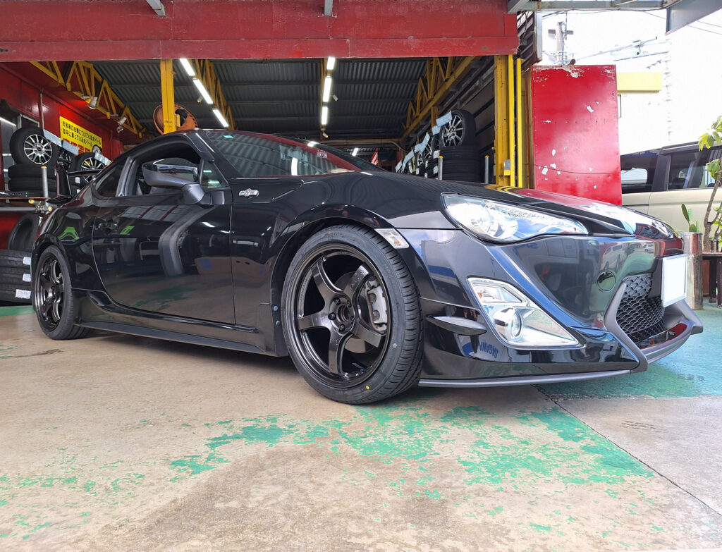 トヨタ 86 gramLIGHTS 57CR Spec-M 18×8.5J ZEETEX 225/40R18