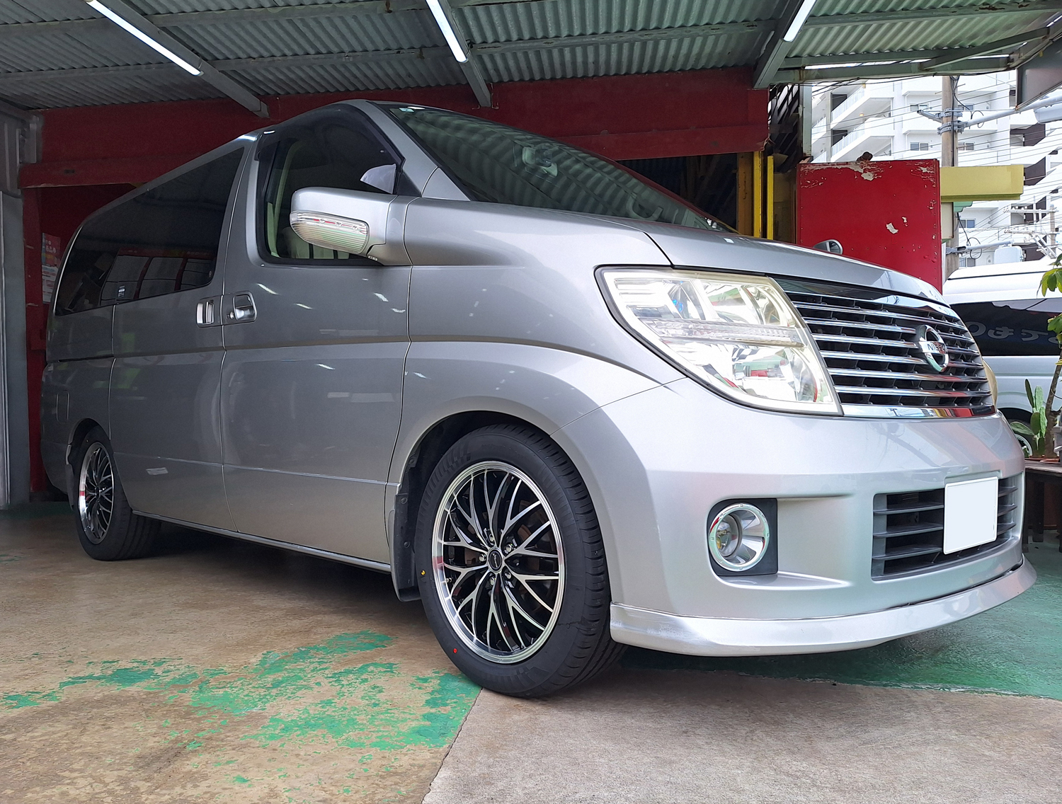 日産 エルグランド　Chronus CH-113 18×7J　RADAR 225/50R18