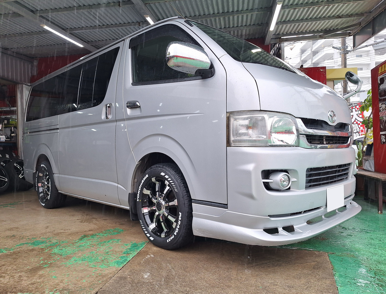 トヨタ レジアスエース スーパーGL　MG BEAST 17×7J　PARADA PA03 215/60R17