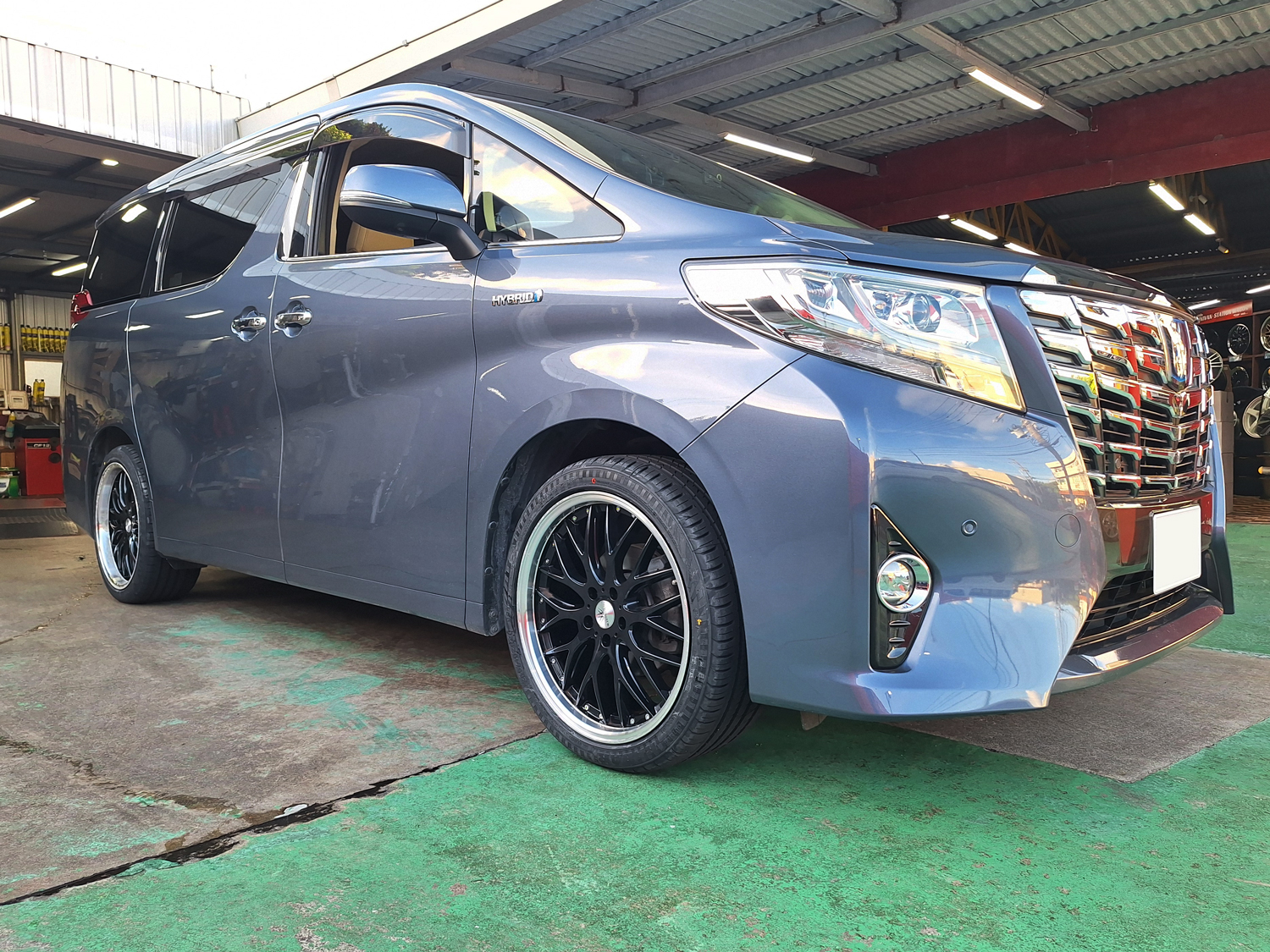 トヨタ アルファード　LOXARNY MULTIFORCHETTA 20×8.5J/9.5J　RADAR 245/40R20