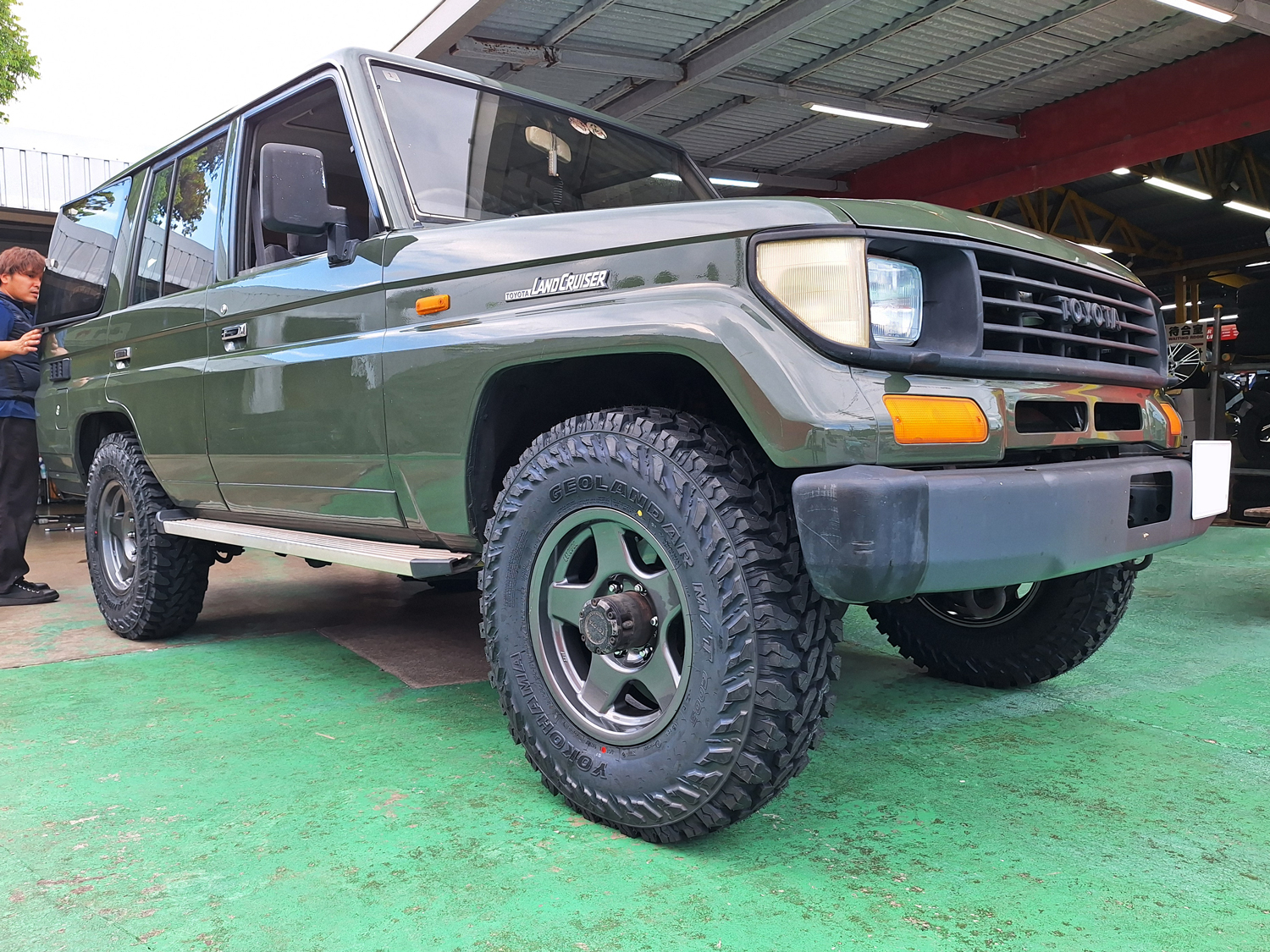 トヨタ 70系ランドクルーザー　BRADLEY V 16×6.5J　GEOLANDAR M/T 235/85R16