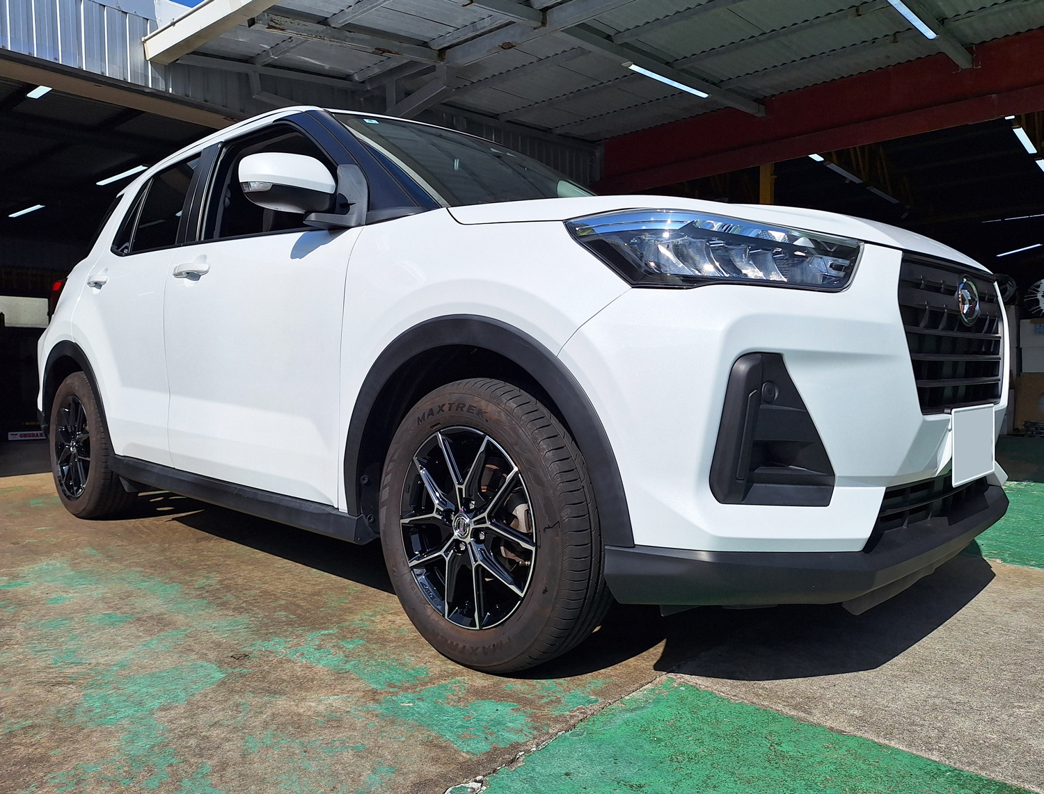 ダイハツ ロッキー　SMACK+EK M1 16×6J　MAXTREK 195/60R16