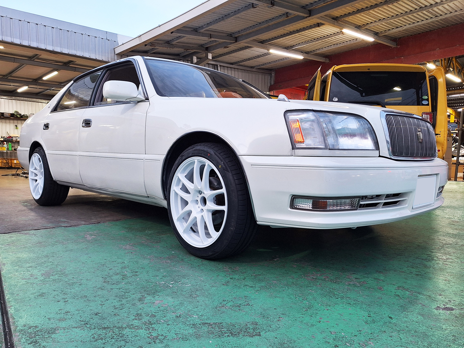 トヨタ クラウン マジェスタ　EMOTION CR極 18×8.5J+30 9.5J　MINERVA 225/45R18