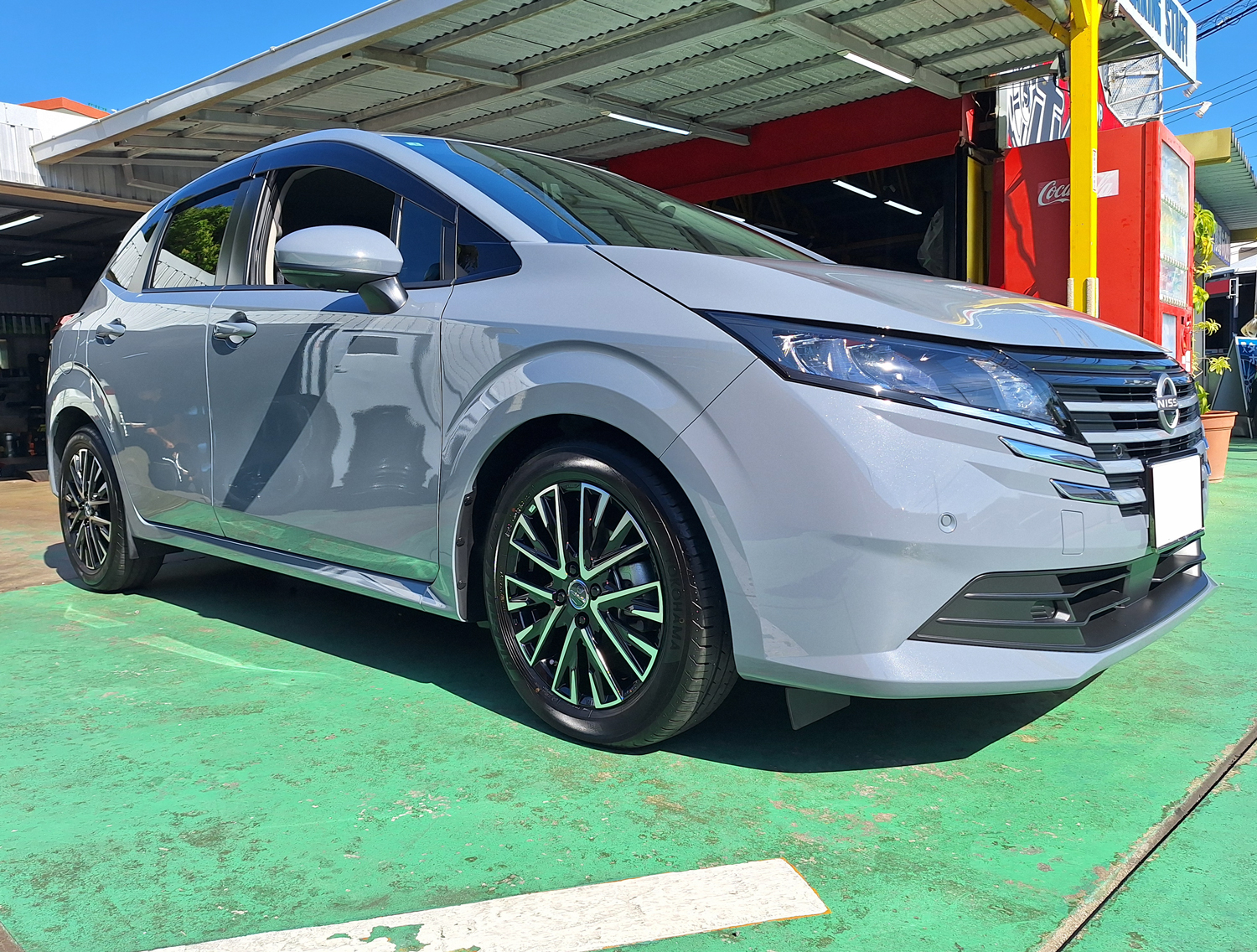 日産 ノート　SMACK LEGINA 16×5.5J　YOKOHAMA 185/60R16