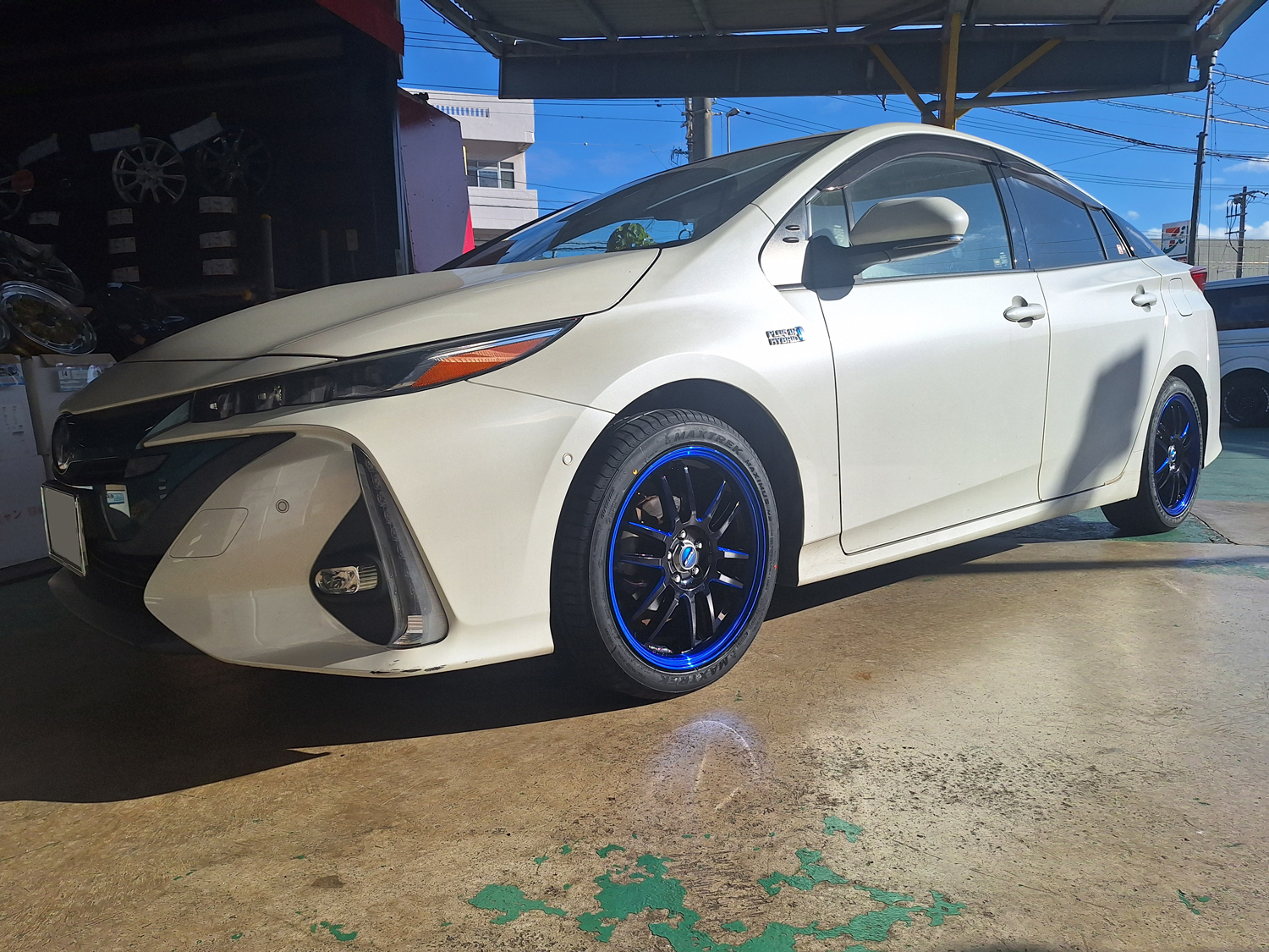 トヨタ プリウス　gramLIGHTS 57Ultimate 17×7J　MAXTREK 215/45R17