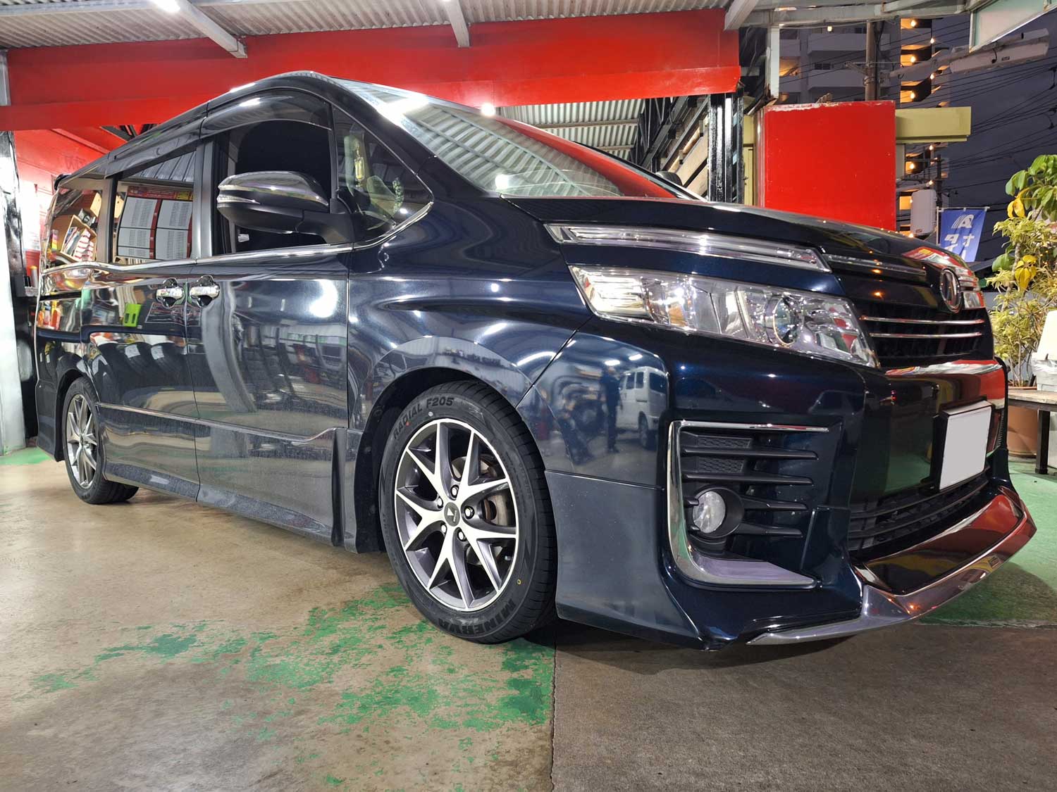 トヨタ ヴォクシー　MODELLISTA WingDancerⅢ 17×6.5J　215/50R17