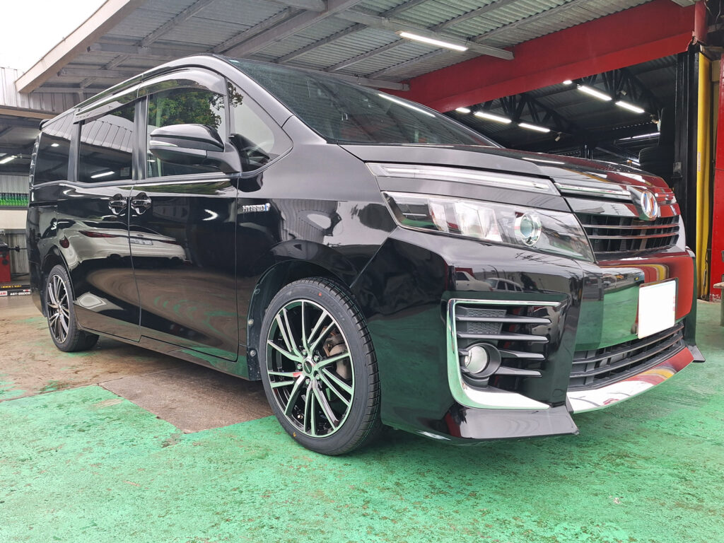 トヨタ ヴォクシー Laffite LW-06Ⅱ 18×7J MAXTREK 215/45R18