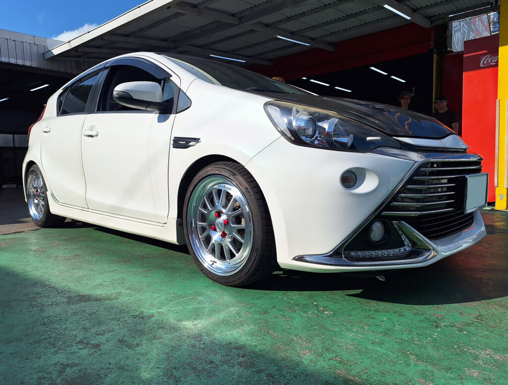トヨタ アクア Seeker FX 17×7.5J RADAR 225/40R18｜ホイール・タイヤ