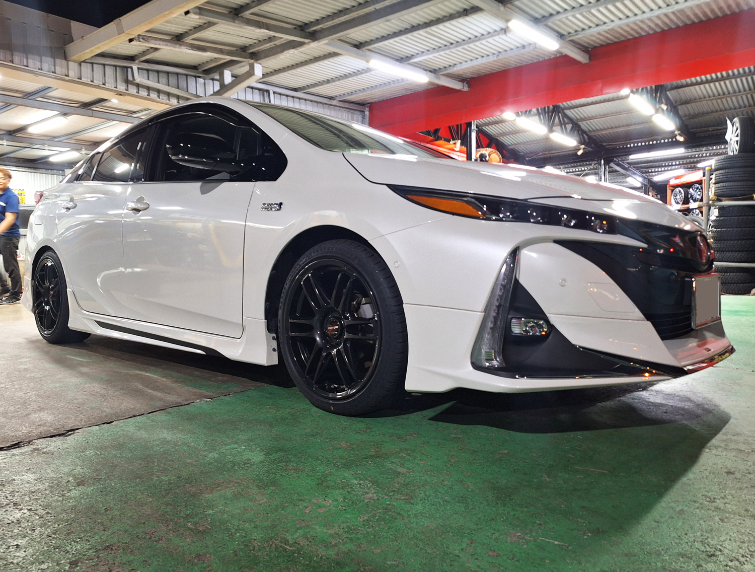 トヨタ プリウス　RMP RACING R26 18×8J　RADAR 225/40R18